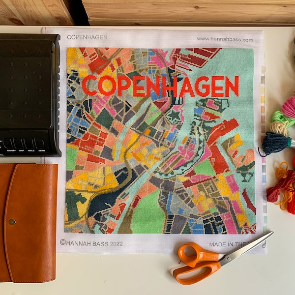 Tapiz/punto de aguja del mapa de la ciudad de Copenhague en medio punto de cruz. 41x41cm