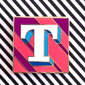 Insigne d'épingle de l'alphabet en émail T