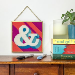Kit de tapeçaria / bordado Coral Ampersand & Alphabet em meio ponto cruz sobre tela plástica 15,4 x 15,4cm