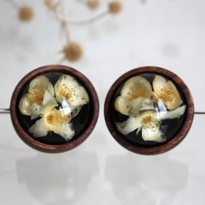 Magnethalter, Holzsockel mit Jasminblüten in Epoxidharz, Home Decor