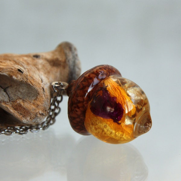 Acorn Pendant with Elderflower and Forest Moss in Epoxy Resin, Real Acorn Cap with Natural White Flowers