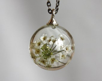 Perfect sphere in white alyssum flowers, Pendant flowers and resin, Diameter 22 mm (0.86 "),  Pendant Sphere
