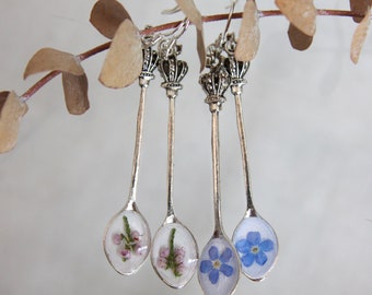 Spoon-shaped earrings with forget-me-not or heather flowers in epoxy resin, Dangle earrings, dried flowers, earrings spoons