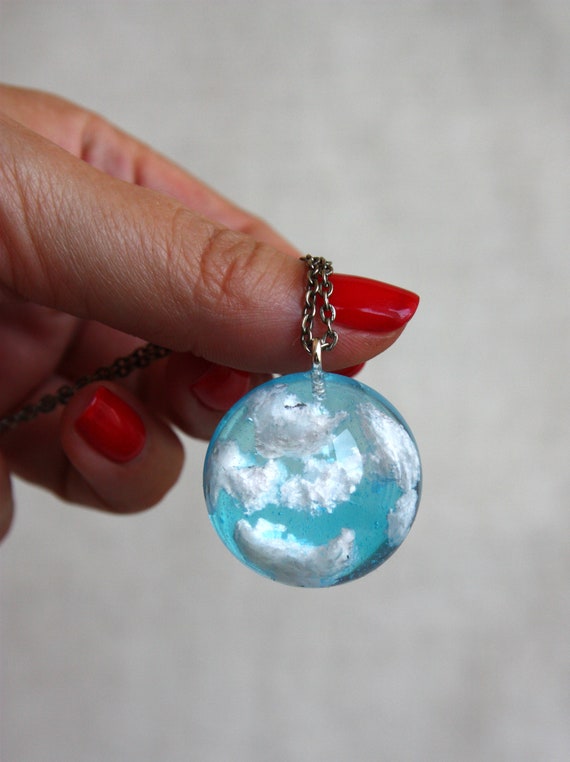 Collar Lunar Blue Sky Cloud En Resina Luminosa, Plateado Y Cristales
