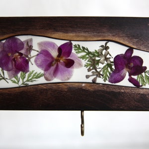 Sleutelhouder epoxyhars: paarse orchidee en lila bloemendecor