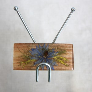 Percha de madera de meranti: gancho de metal de resina epoxi con forma de flor de nigella