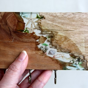 Schlüsselhalter aus Meranti Holz: Epoxidharz Seestern & Muschel Dekor
