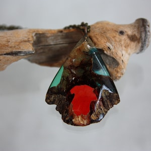Ciondolo di loto naturale, loto dipinto epossidico, regalo per un uomo, accessorio elegante con resina colorata, loto in resina brillante, scatola di loto in resina