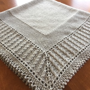 Individuell stricken - handgestrickte Zopf- und Spitzen-Baby-Decke - Baby-Dusche - Baby-Mädchen - Baby-Junge - Quadratische Decke - Heirloom