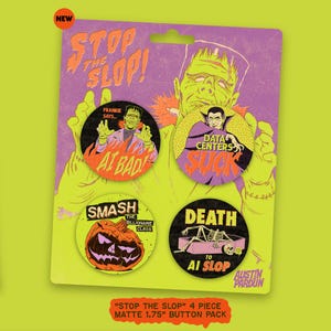 Op de afbeelding: Een vierdelige buttonset getiteld Stop the Slop op een paarse achtergrondkaart. De buttons bevatten illustraties van een monster, een vampier, een pompoen en een skelet met teksten zoals Frankie Says AI Bad, Data Centers Suck en Death to AI Slop.