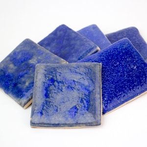 Peut inclure: Six carreaux de céramique bleus avec une surface texturée. Les carreaux sont disposés en quinconce.