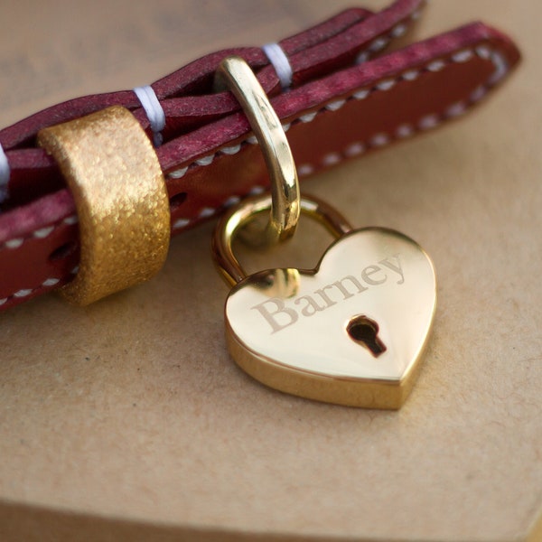 Placa de identificación personalizada con candado de corazón dorado