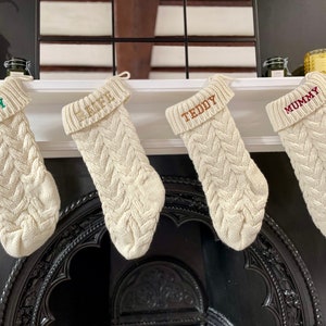 Gestickter und personalisierter gestrickter Weihnachtsstrumpf