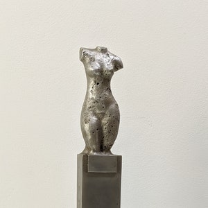 Sculpture de torse féminin en métal, décoration artistique faite main, oeuvre d&#39;art unique en métal coulé