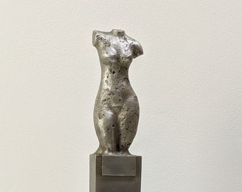 Sculpture de femme en métal, torse féminin, sculpture unique en métal coulé