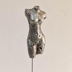 Sculpture de torse féminin en métal, décoration artistique faite main, oeuvre d&#39;art unique en métal coulé