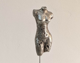 Sculpture de femme en métal, torse féminin, sculpture unique en métal coulé