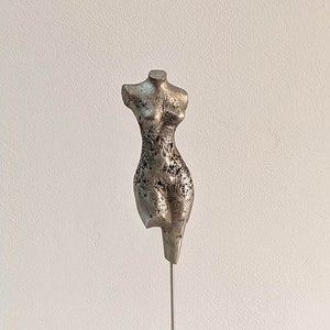 Sculpture de torse féminin en métal, décoration artistique faite main, oeuvre d&#39;art unique en métal coulé
