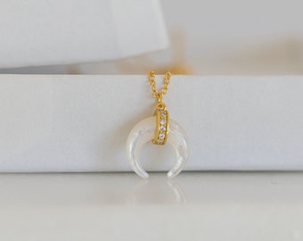 マザーオブパールの三日月ネックレス：ミニマリストジュエリー