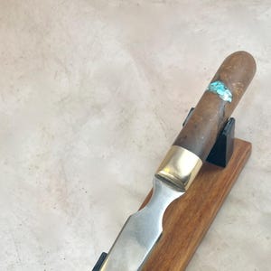 Abrecartas de madera de olivo, mango de madera nudosa, refuerzo de latón, con incrustaciones de turquesa de Arizona y soporte de madera dura.