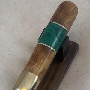 Abridor de cartas em madeira de bétula salpicada com incrustações de malaquita e prata esterlina com suporte de madeira personalizado.