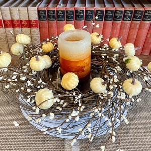 Creme Kürbis-Beeren-Kranz, Herbst-Kerzenkranz, Kürbis-Kranz, Beerenkranz, Erntedank-Kerzenkranz