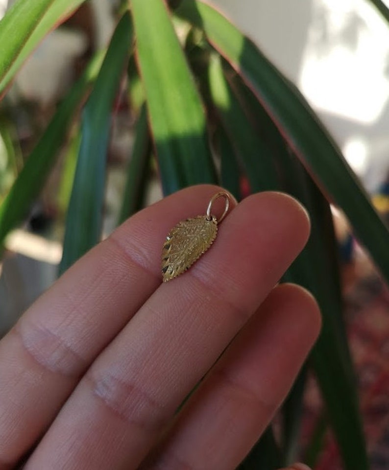 Leaf charm in solid 10k yellow gold image 3