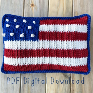 Könnte beinhalten: Gestricktes Kissen in Form der amerikanischen Flagge. Das Kissen ist rot, weiß und blau mit einem blauen Sternenfeld. Der Text "PDF Digital Download" befindet sich am unteren Rand des Bildes.