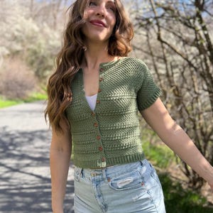 Garden Glow Cardigan PDF DIGITAL NEDLADDNING Virkmönster, Virkad Topp med Knappar, Virkad Tröja med Struktur och Videohandledning