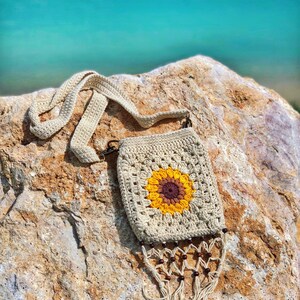 The Sunny Daze Satchel PDF DIGITAL DOWNLOAD Crochet pattern, cross-body crochet bag, granny square bag, small crochet sunflower bag, fringe image 2