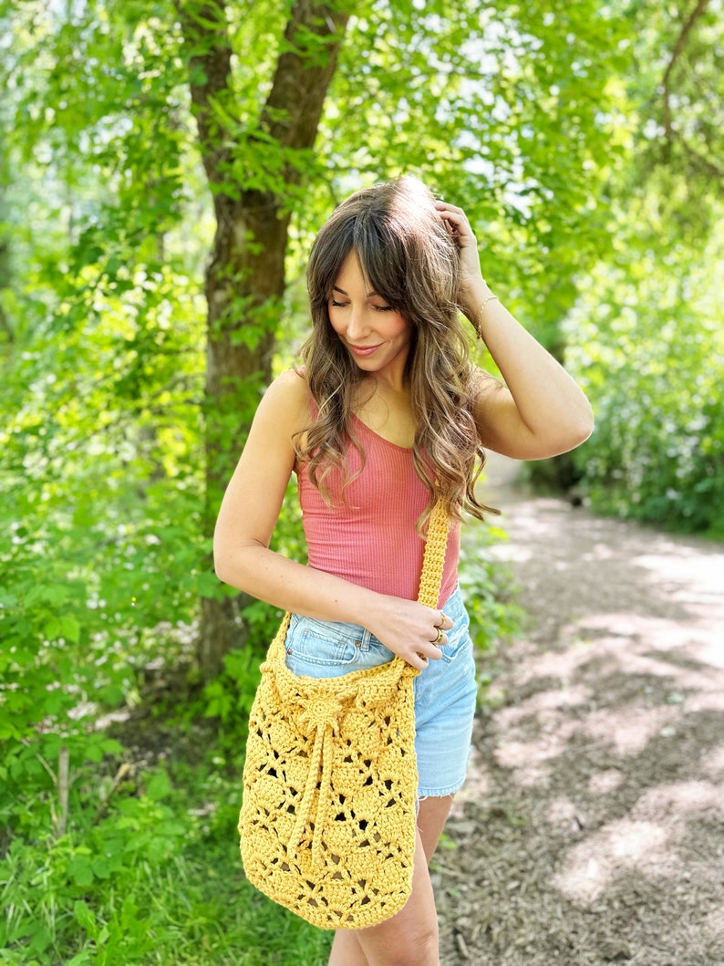 the sunny cinch satchel crochet pattern pdf digital download, cute summer crochet bag tutorial, sunshine crochet bag, lace crochet crossbody purse, easy crochet tote bag, drawstring crochet bag, cotton yarn bag, evelynandpeter, crochet pattern pdf