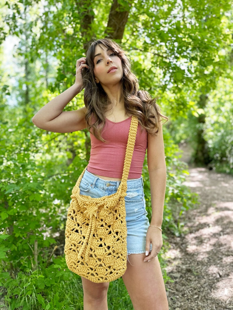 the sunny cinch satchel crochet pattern pdf digital download, cute summer crochet bag tutorial, sunshine crochet bag, lace crochet crossbody purse, easy crochet tote bag, drawstring crochet bag, cotton yarn bag, evelynandpeter, crochet pattern pdf