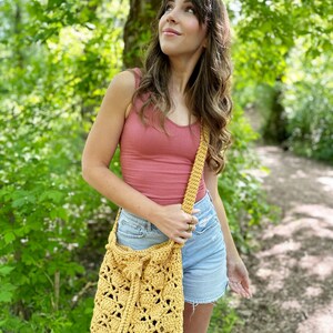 the sunny cinch satchel crochet pattern pdf digital download, cute summer crochet bag tutorial, sunshine crochet bag, lace crochet crossbody purse, easy crochet tote bag, drawstring crochet bag, cotton yarn bag, evelynandpeter, crochet pattern pdf