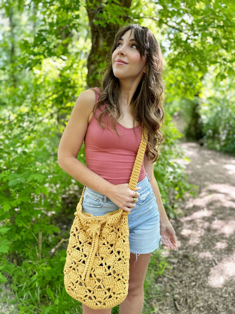 the sunny cinch satchel crochet pattern pdf digital download, cute summer crochet bag tutorial, sunshine crochet bag, lace crochet crossbody purse, easy crochet tote bag, drawstring crochet bag, cotton yarn bag, evelynandpeter, crochet pattern pdf