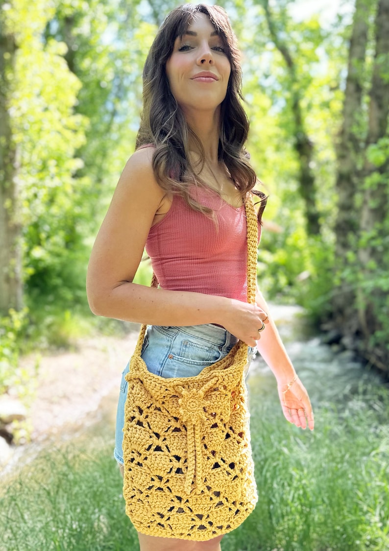 the sunny cinch satchel crochet pattern pdf digital download, cute summer crochet bag tutorial, sunshine crochet bag, lace crochet crossbody purse, easy crochet tote bag, drawstring crochet bag, cotton yarn bag, evelynandpeter, crochet pattern pdf