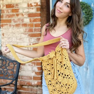 the sunny cinch satchel crochet pattern pdf digital download, cute summer crochet bag tutorial, sunshine crochet bag, lace crochet crossbody purse, easy crochet tote bag, drawstring crochet bag, cotton yarn bag, evelynandpeter, crochet pattern pdf