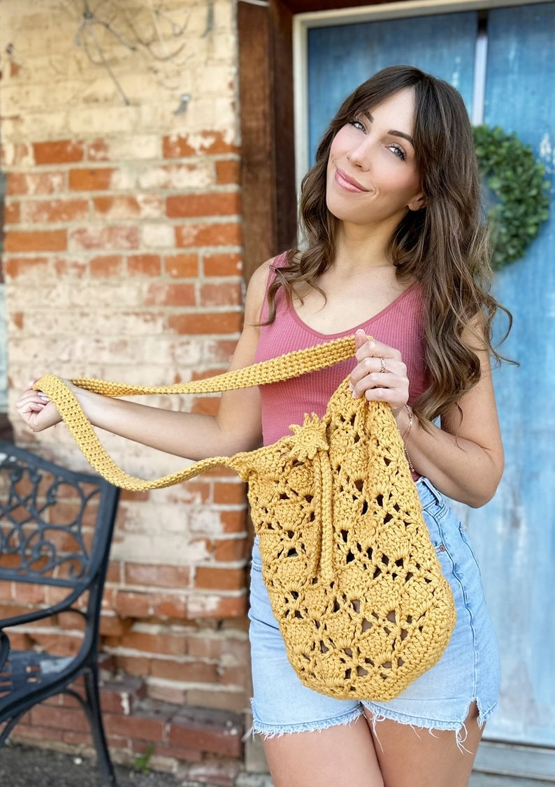 the sunny cinch satchel crochet pattern pdf digital download, cute summer crochet bag tutorial, sunshine crochet bag, lace crochet crossbody purse, easy crochet tote bag, drawstring crochet bag, cotton yarn bag, evelynandpeter, crochet pattern pdf