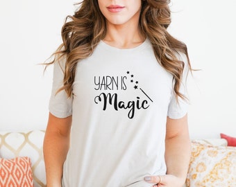 Yarn Is Magic Tee, linda camiseta de ganchillo, camiseta de ganchillo divertida, regalo de ganchillo, top de ganchillo, top de gancho de ganchillo mágico, camiseta de hilo y gancho de ganchillo