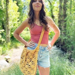the sunny cinch satchel crochet pattern pdf digital download, cute summer crochet bag tutorial, sunshine crochet bag, lace crochet crossbody purse, easy crochet tote bag, drawstring crochet bag, cotton yarn bag, evelynandpeter, crochet pattern pdf