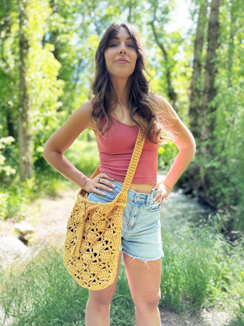 the sunny cinch satchel crochet pattern pdf digital download, cute summer crochet bag tutorial, sunshine crochet bag, lace crochet crossbody purse, easy crochet tote bag, drawstring crochet bag, cotton yarn bag, evelynandpeter, crochet pattern pdf