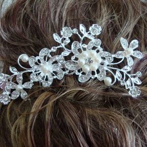 Comb of crystals and pearls for wedding or celebration
