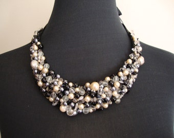 Precioso y elegante collar babero
