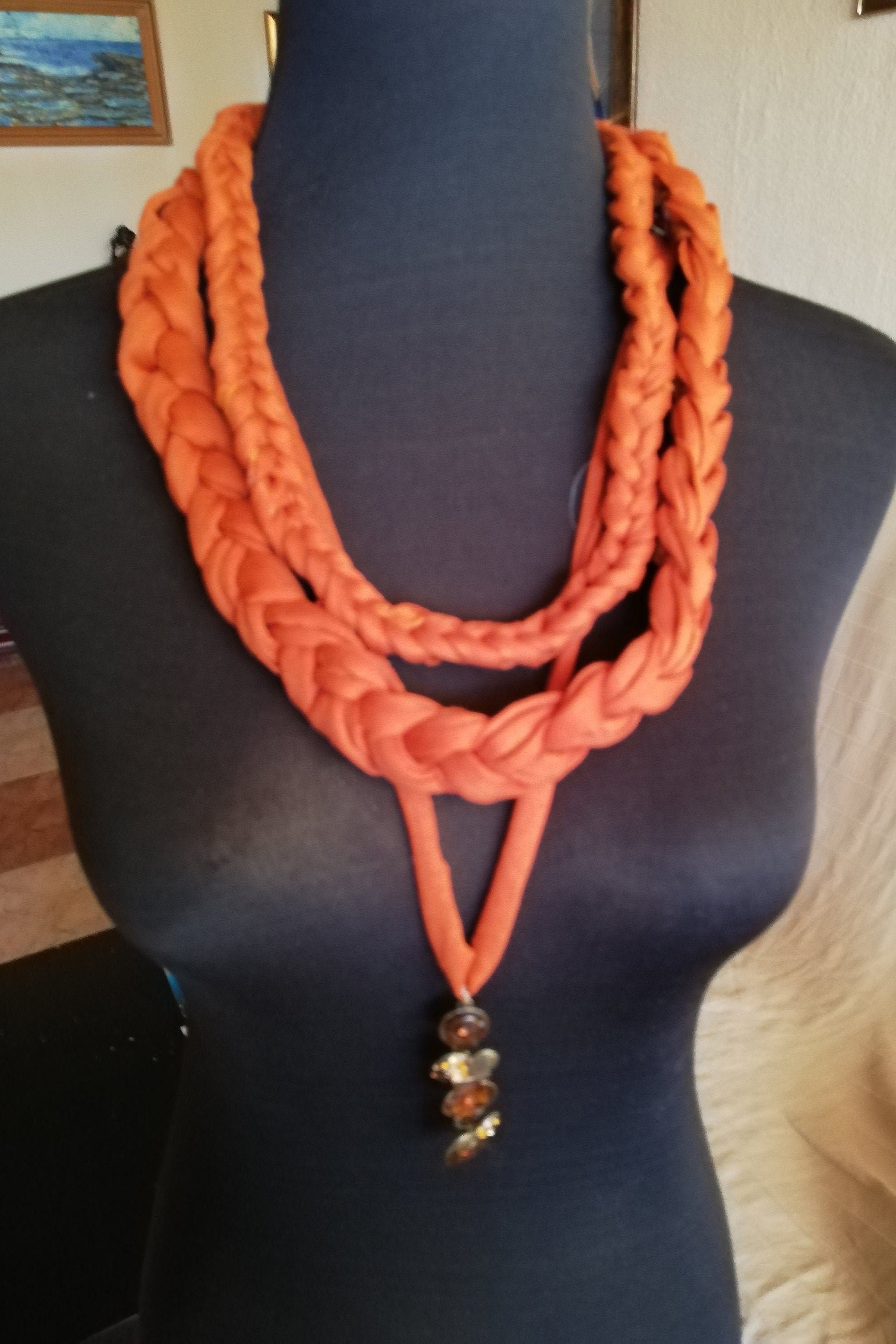 Collar confeccionado con trapillo y abalorios