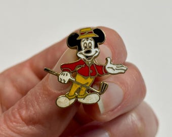 Disney Pin | Vintage Mickey Mouse Golfer Badge | Retro Disney Lanyard Flair