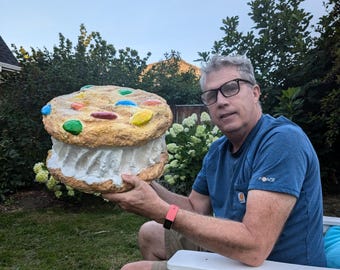 Gigantische M&M smeltende ijskoekjessandwich