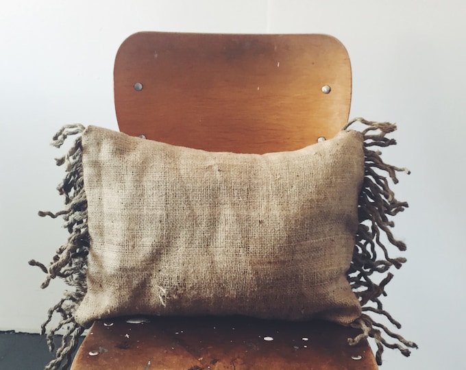 Rustic Edge. Lined Burlap Throw Pillow with INSERT