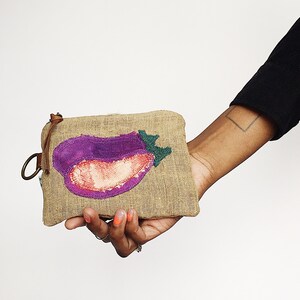 Trendige Aubergine Cardholders - Wachstuch Reißverschlusstasche von Salvation Pillows