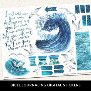 Könnte beinhalten: Ein Satz digitaler Sticker zum Bibeljournaling mit Aquarell-Illustrationen von Ozeanwellen, Möwen und einem Zitat über das Finden von Frieden in Gottes Umarmung. Der Text lautet: "Ich werde deinen Namen anrufen und meine Augen über den Wellen halten, wenn die Ozeane steigen. Meine Seele wird in deiner Umarmung ruhen, denn ich bin dein. Du bist mein."
