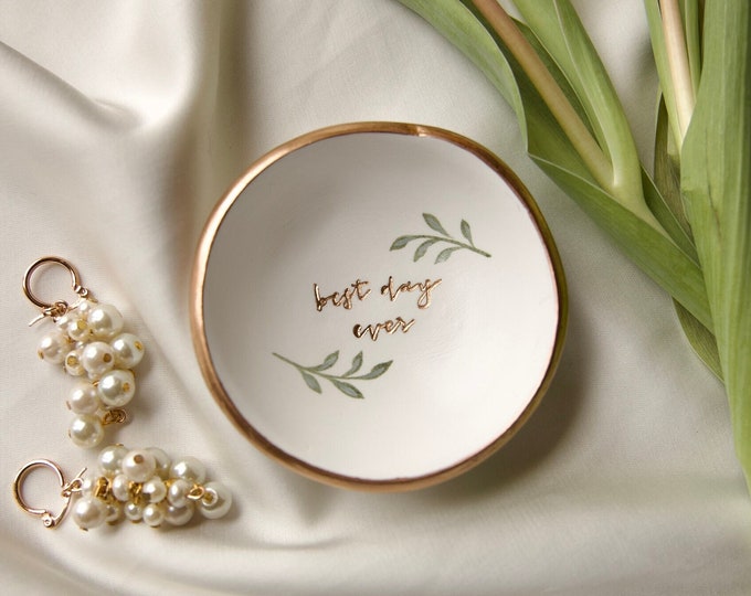 Mrs Ring Dish, Jewelry Dish, Bridal Shower Gift, Gift for Bride, Wedding Gift, Unique Wedding Gift, Engagement Gift, Custom ring, Ring Dish