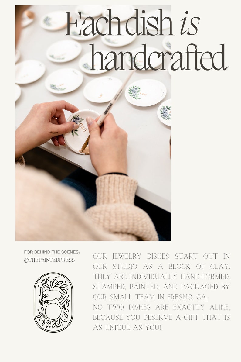 K&ouml;nnte beinhalten: Eine Hand bemalt eine kleine wei&szlig;e Keramik Schale mit einem Blumenmuster und dem Wort "Gail". Die Schale ist eine von vielen &auml;hnlichen Schalen im Hintergrund, die alle in einem Atelier handgefertigt werden.